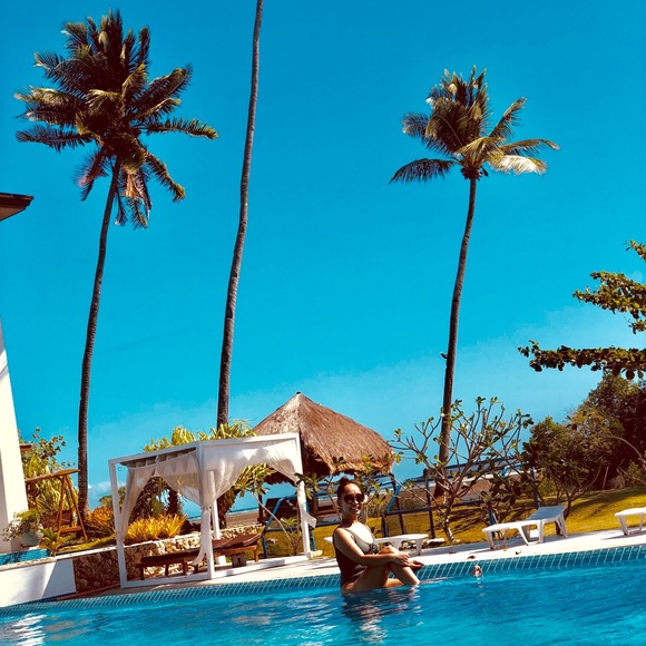 Meet your posher, Alaine 🌺 - Picture 2 of 2